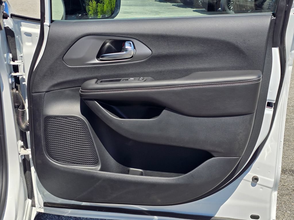 New 2027 Chrysler Pacifica Select FWD image 35