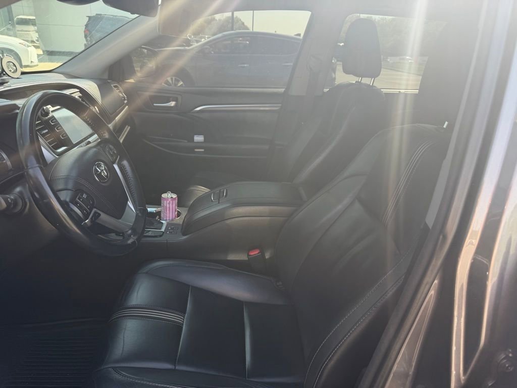 Used 2017 Toyota Highlander SE image 31