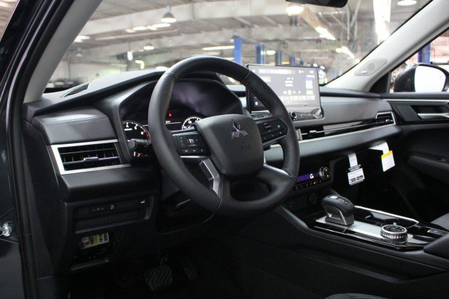 New 2026 Mitsubishi Outlander SE image 5