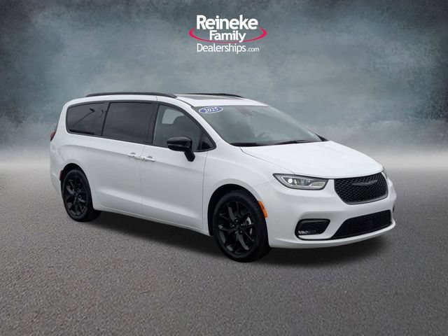 Used 2025 Chrysler Pacifica Limited FWD image 3
