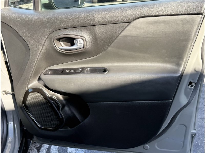 Used 2020 Jeep Renegade Altitude image 26