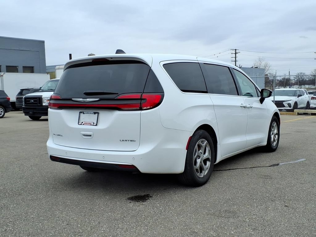Used 2024 Chrysler Pacifica Limited FWD image 25