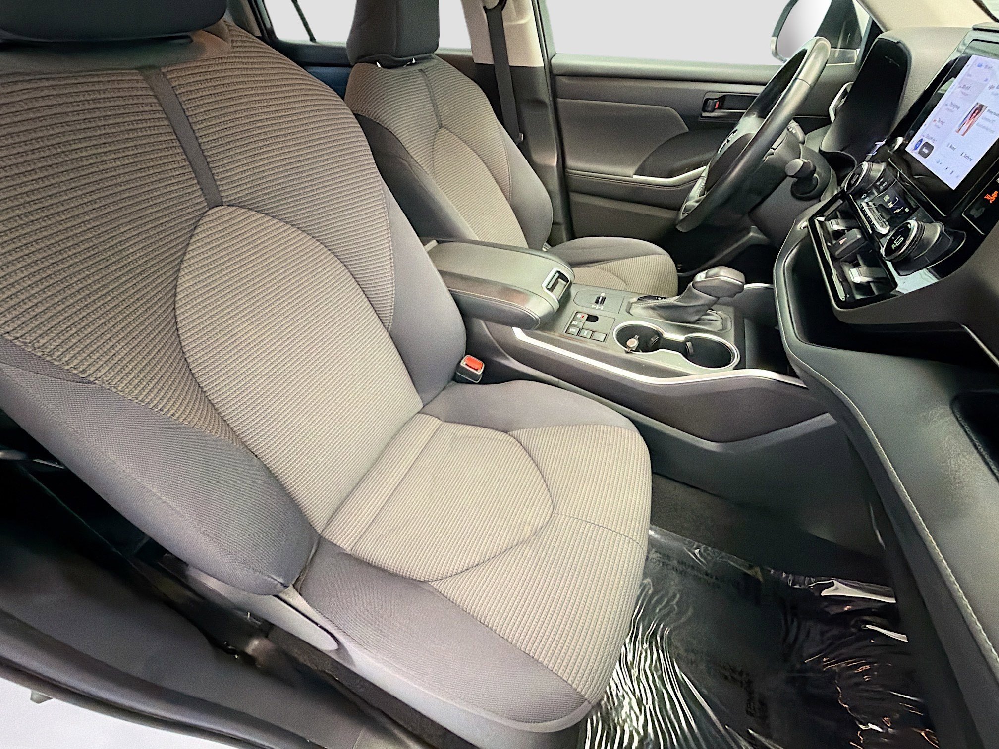 Used 2023 Toyota Highlander LE FWD image 15
