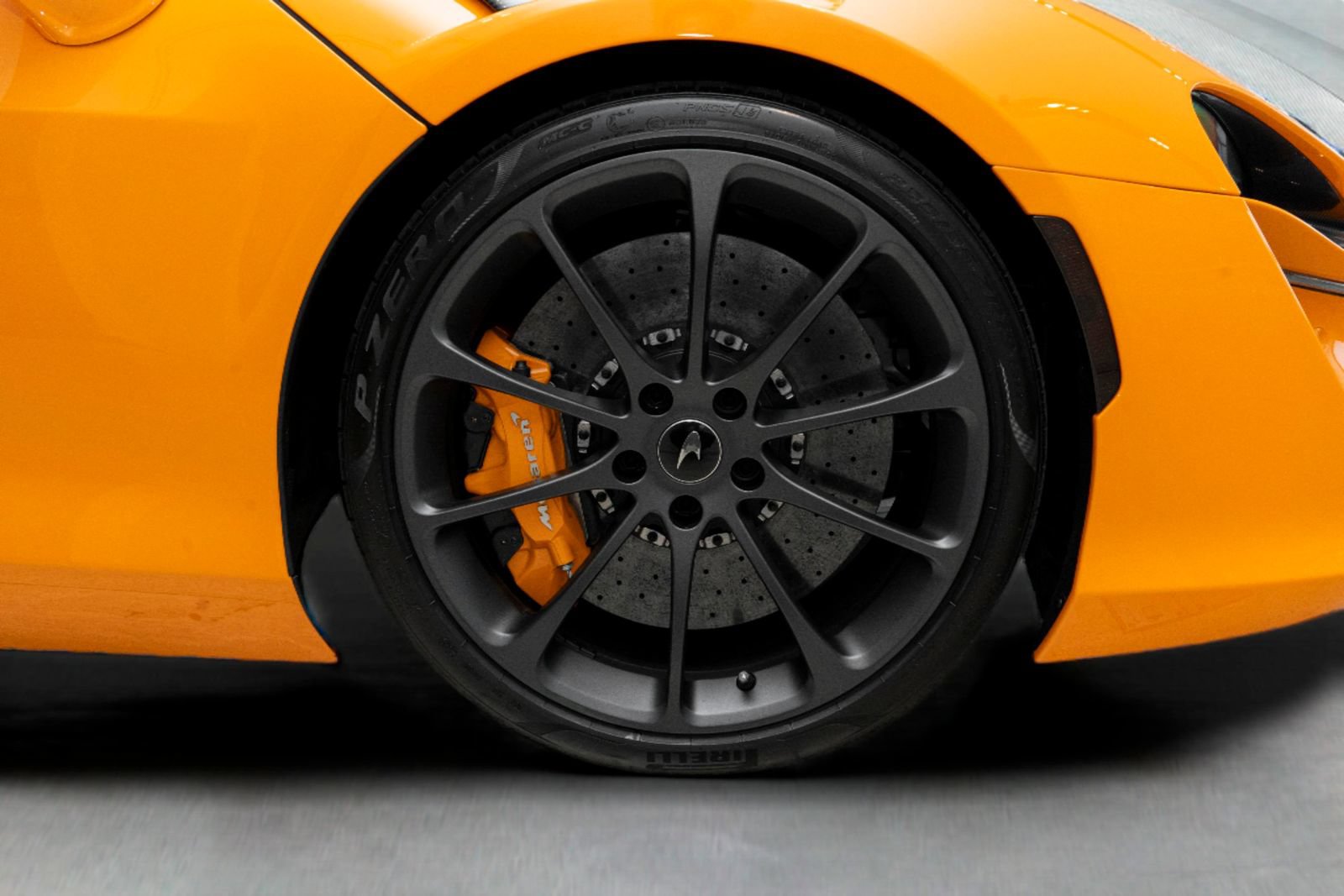 Used 2026 McLaren Artura Spider RWD image 44