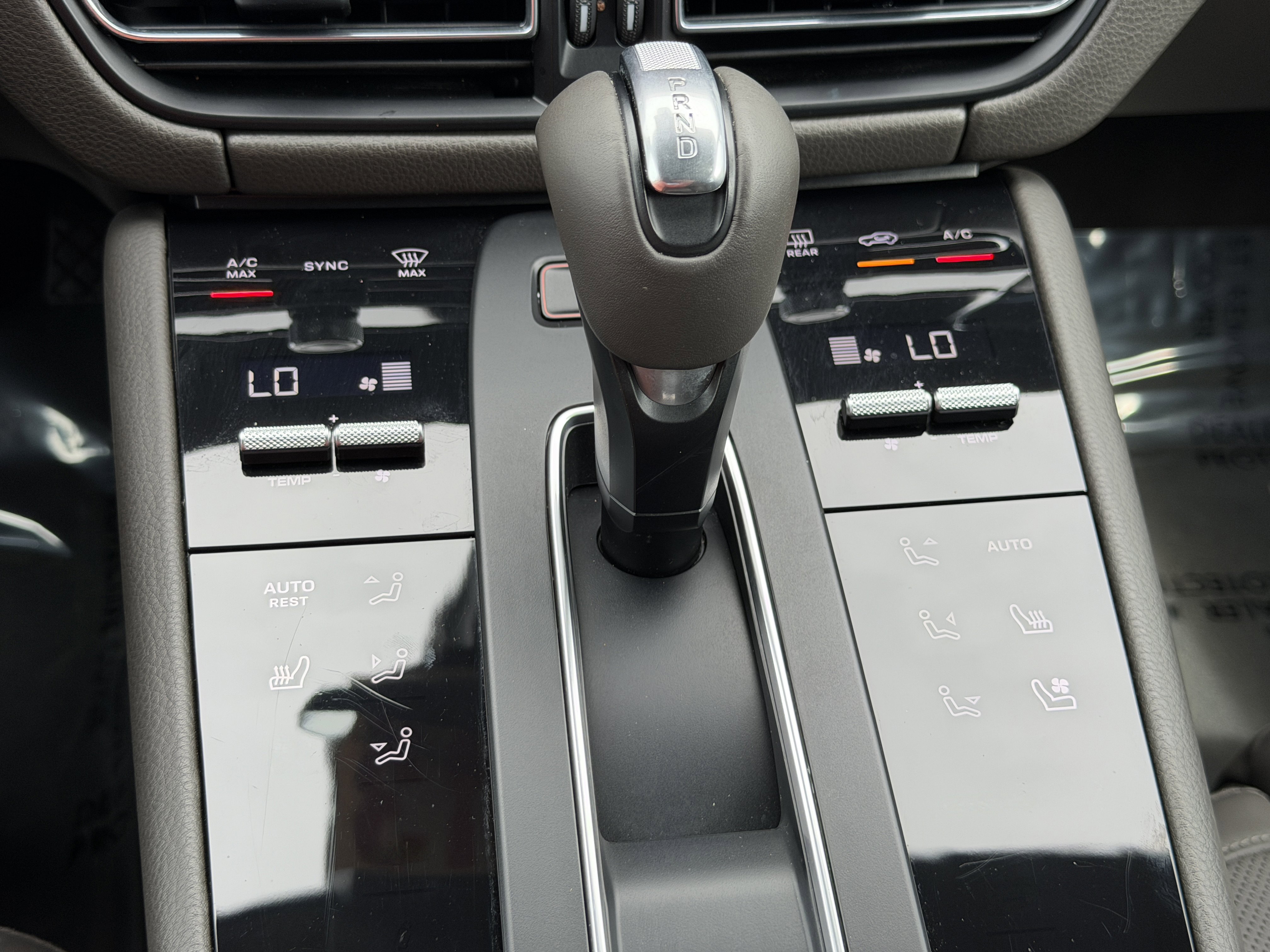 Certified 2022 Porsche Macan image 32