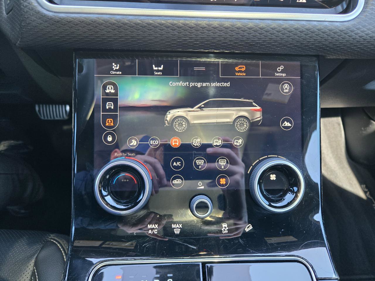 Used 2018 Land Rover Range Rover Velar R-Dynamic SE image 15