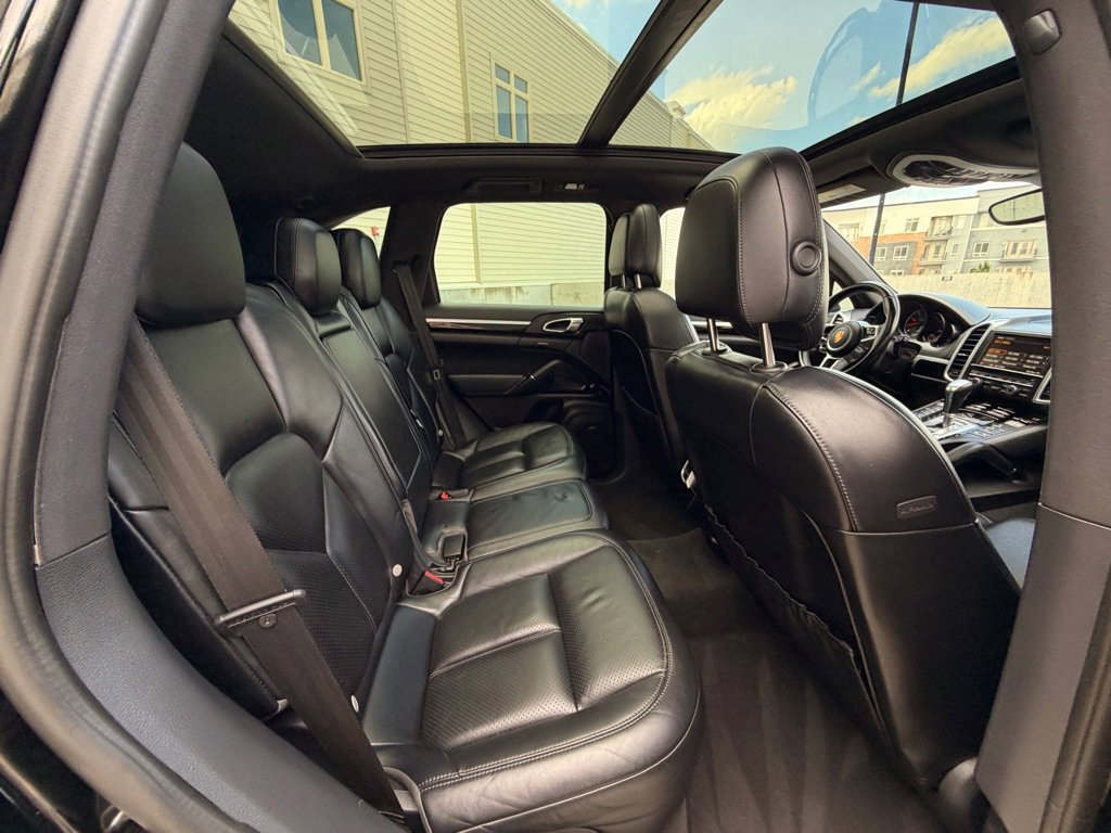 Used 2016 Porsche Cayenne w/ Premium Package AWD/4WD image 20