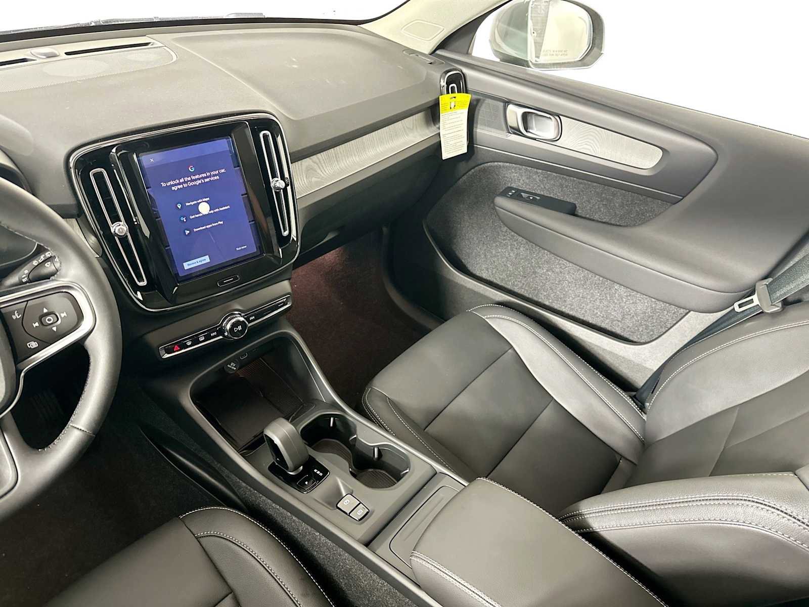 Used 2025 Volvo XC40 B5 Core w/ Climate Package image 21