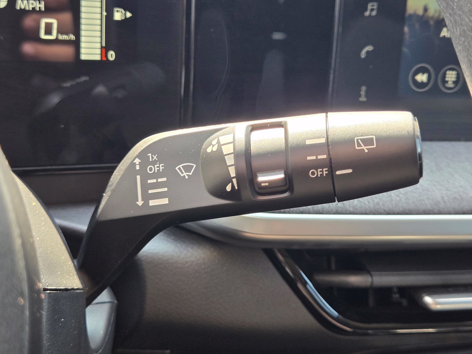 Used 2025 Nissan Kicks SV AWD/4WD image 25