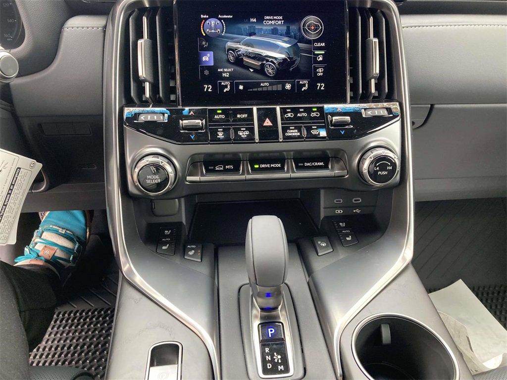 New 2025 Lexus LX 700h Luxury image 17