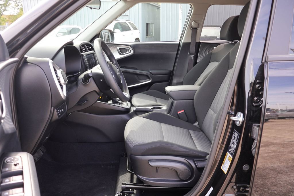 Used 2025 Kia Soul LX image 7