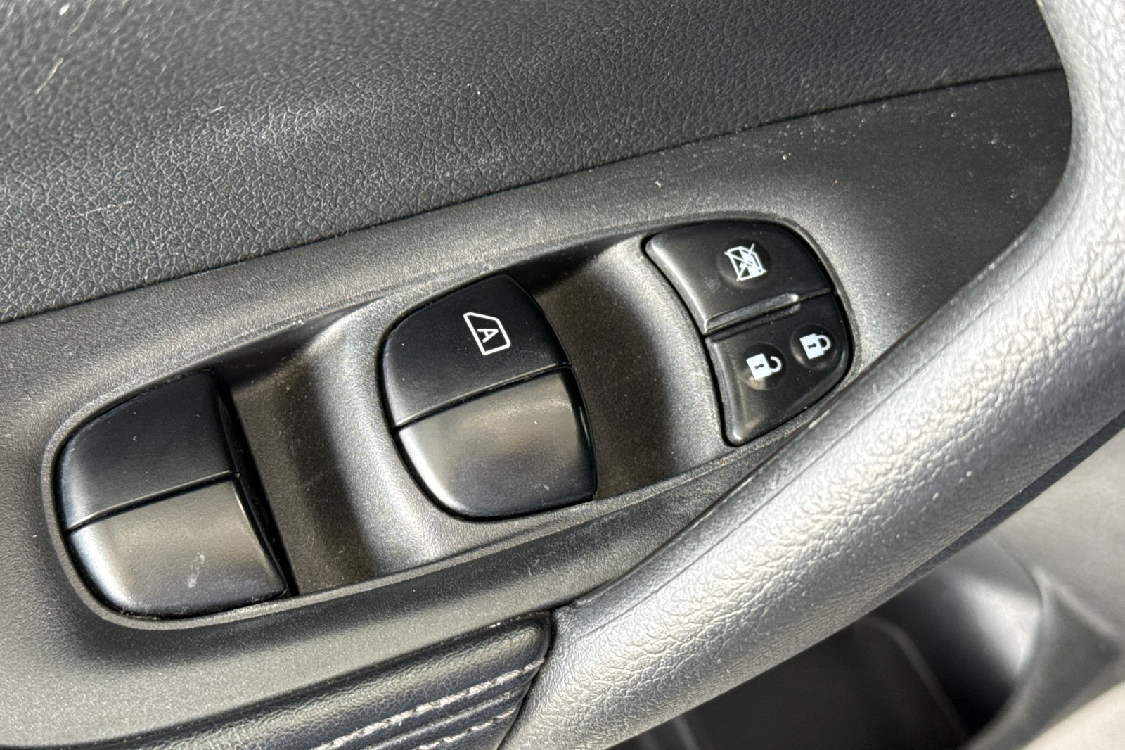 Used 2018 Nissan Rogue SV FWD image 17