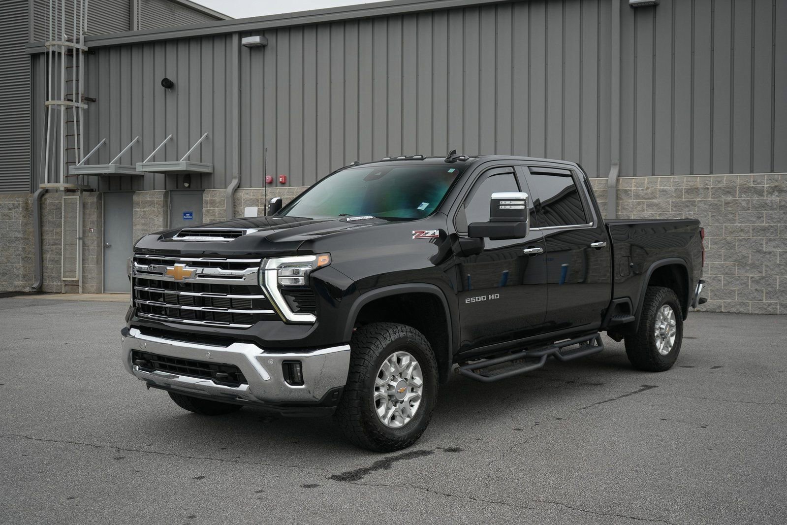 Used 2024 Chevrolet Silverado 2500 LTZ w/ LTZ Convenience Package AWD/4WD image 3