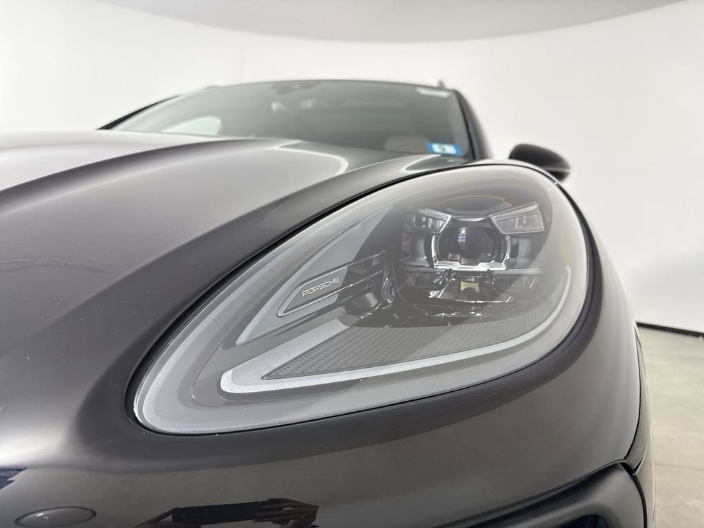 Certified 2025 Porsche Macan image 11