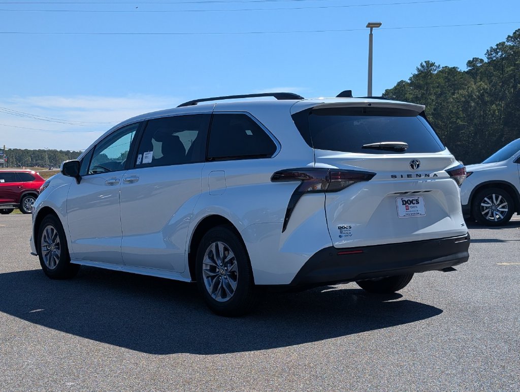 New 2026 Toyota Sienna XLE FWD image 3
