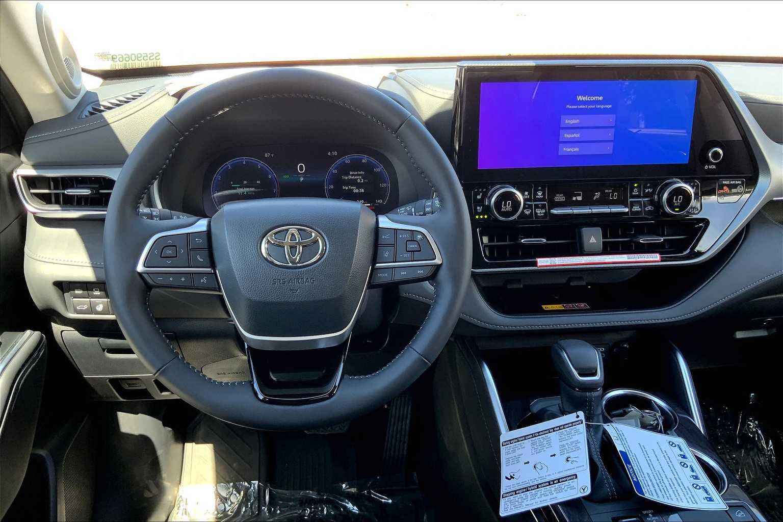 Used 2025 Toyota Highlander Platinum image 5