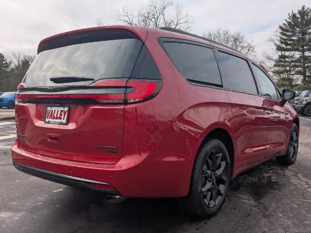 New 2026 Chrysler Pacifica Limited w/ S Appearance Package image 3