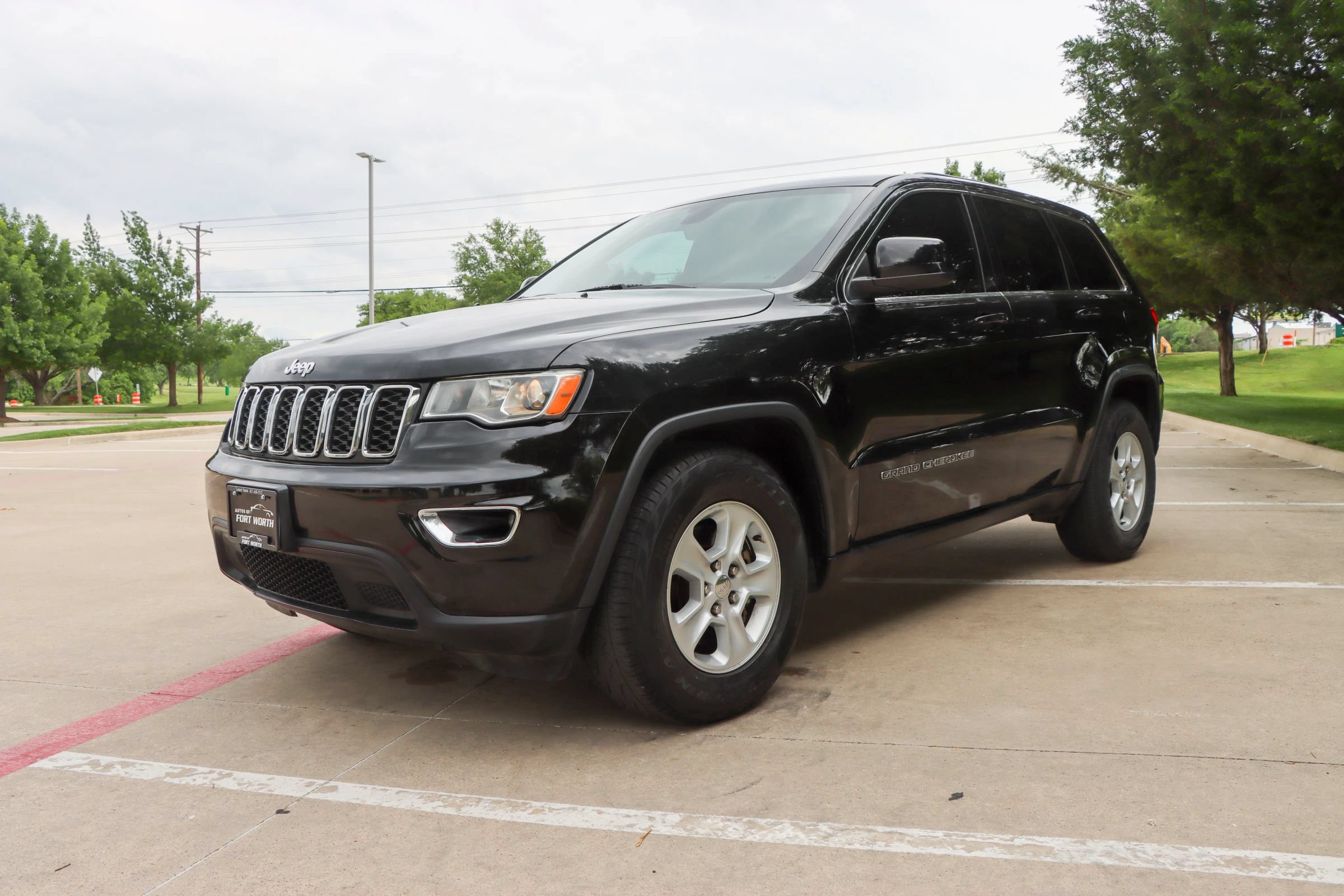 Used 2017 Jeep Grand Cherokee Laredo RWD image 3