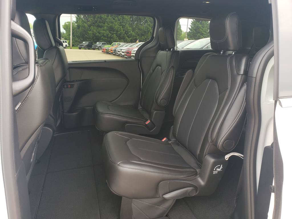 New 2026 Chrysler Pacifica Select AWD/4WD image 12
