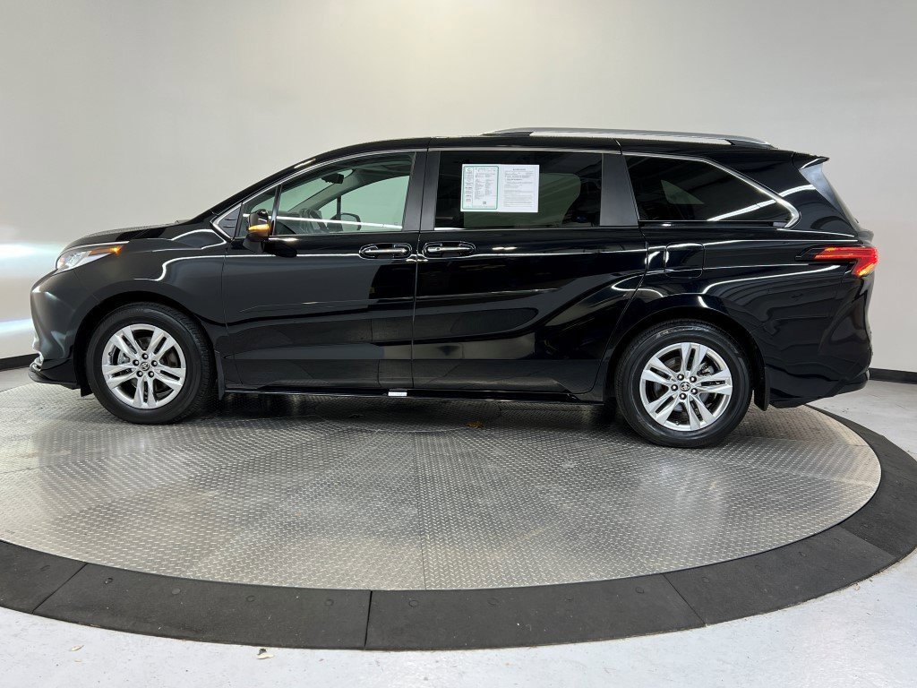 Used 2023 Toyota Sienna Limited image 4