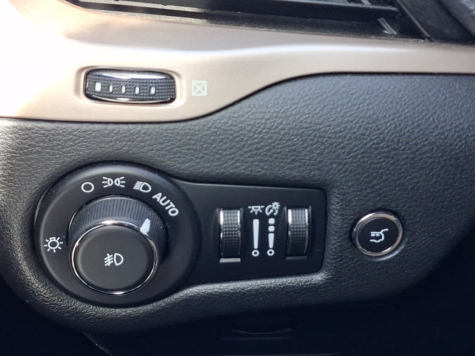 Used 2015 Jeep Cherokee Limited w/ Luxury Group AWD/4WD image 27