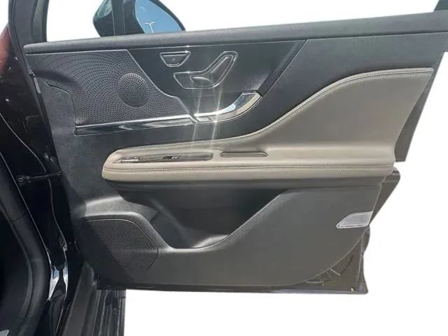 Used 2025 Lincoln Corsair AWD w/ Jet Appearance Package image 16