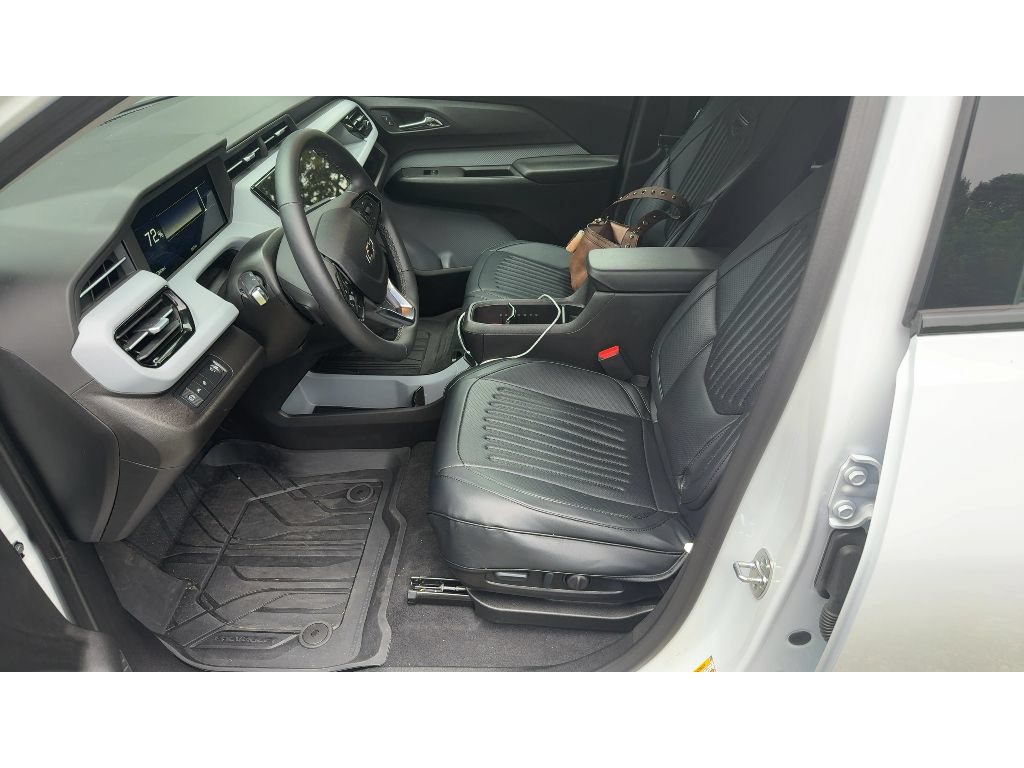 Used 2027 Chevrolet Bolt LT w/ Comfort Package FWD image 7