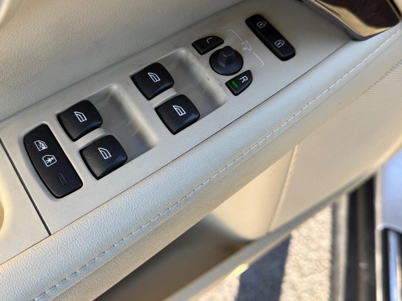 Used 2016 Volvo XC70 T5 Platinum w/ Protection Package image 16