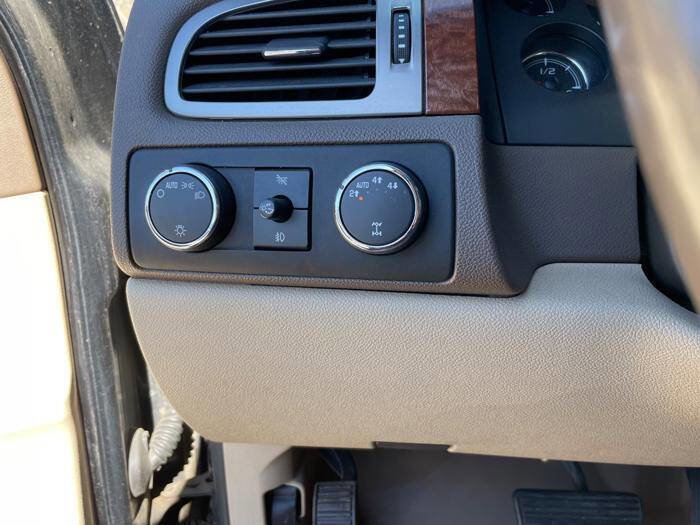 Used 2007 GMC Yukon XL SLT w/ SLT Preferred Equipment Group AWD/4WD image 34