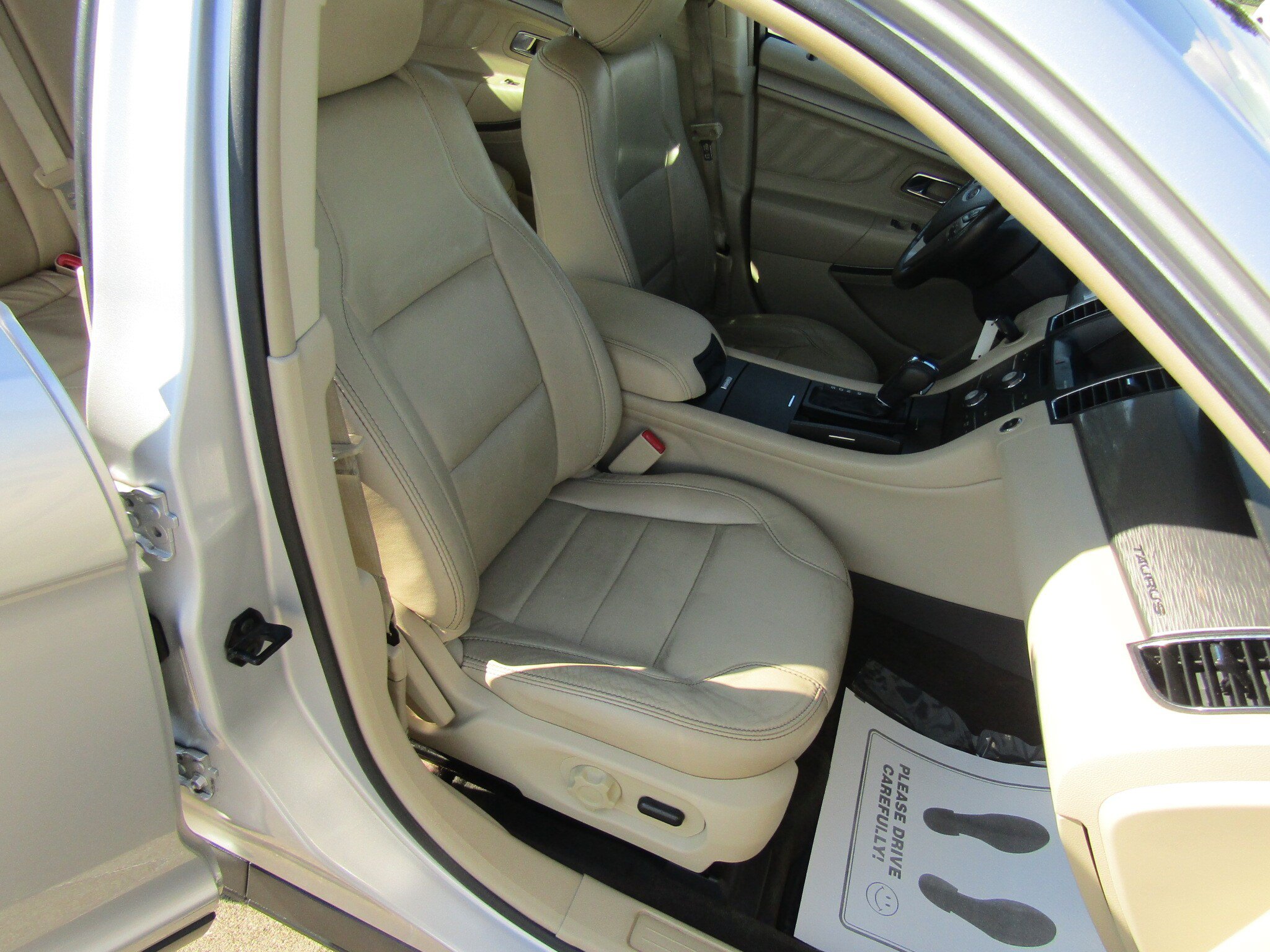 Used 2013 Ford Taurus SEL FWD image 17