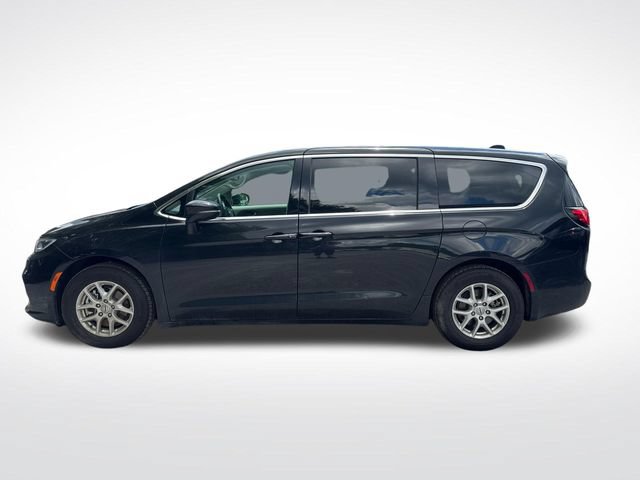 Used 2024 Chrysler Pacifica Touring-L FWD image 3
