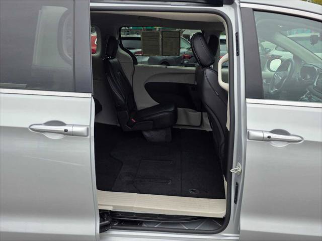 Used 2024 Chrysler Pacifica Touring-L FWD image 12