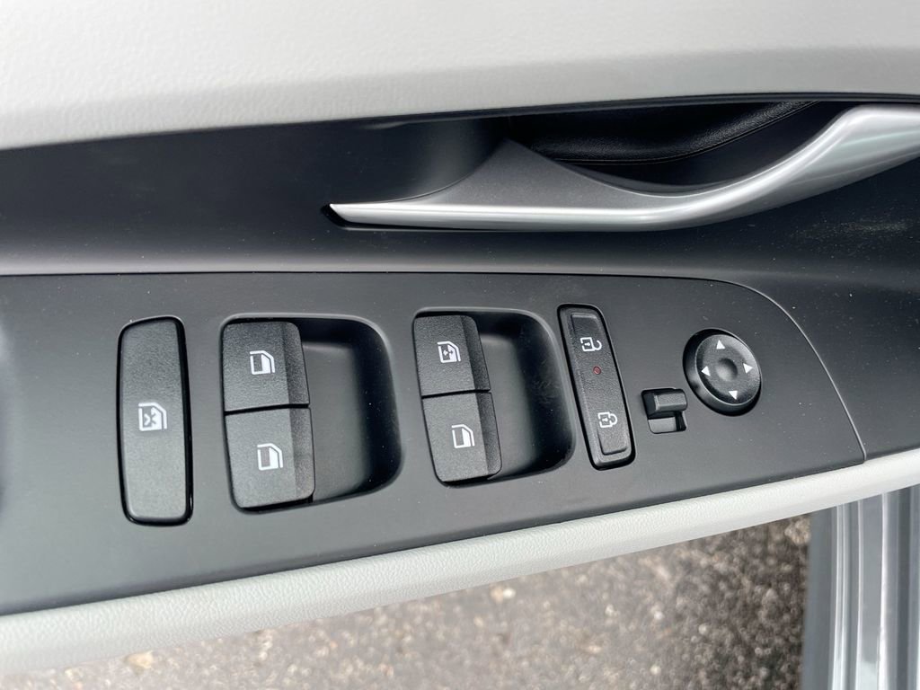 New 2025 Hyundai Elantra Limited image 38