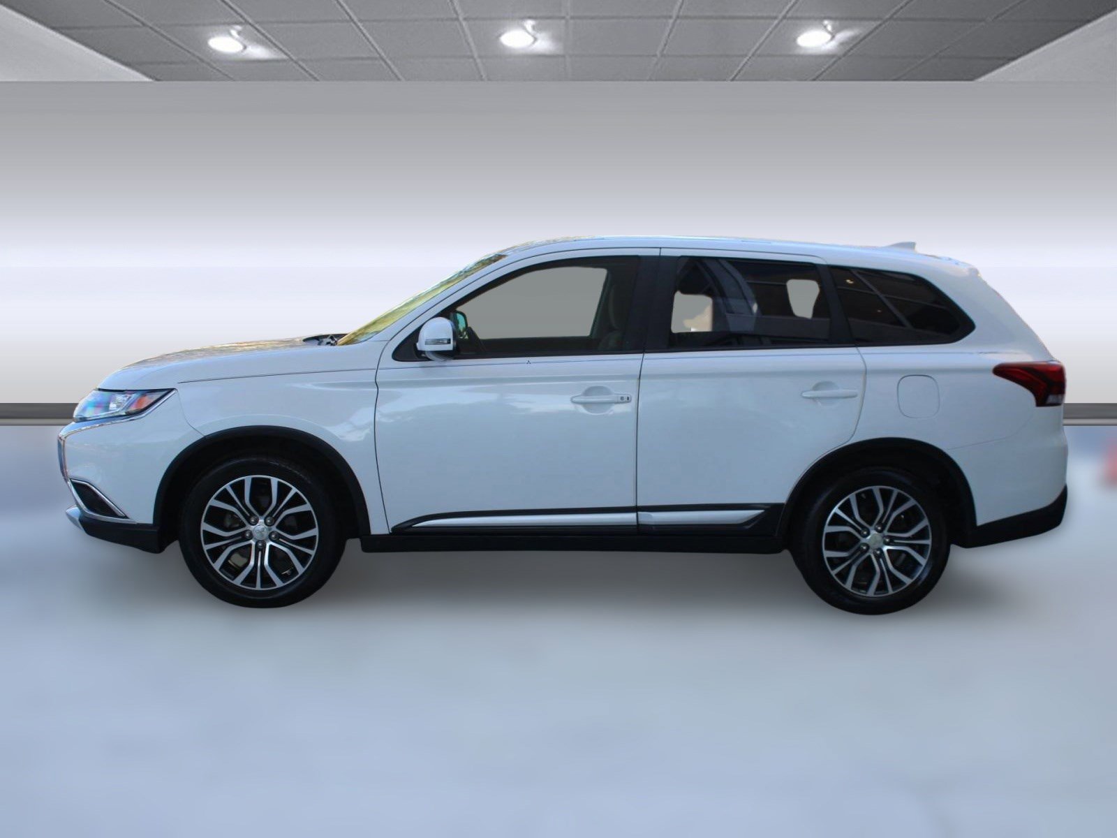 Used 2017 Mitsubishi Outlander SE image 2