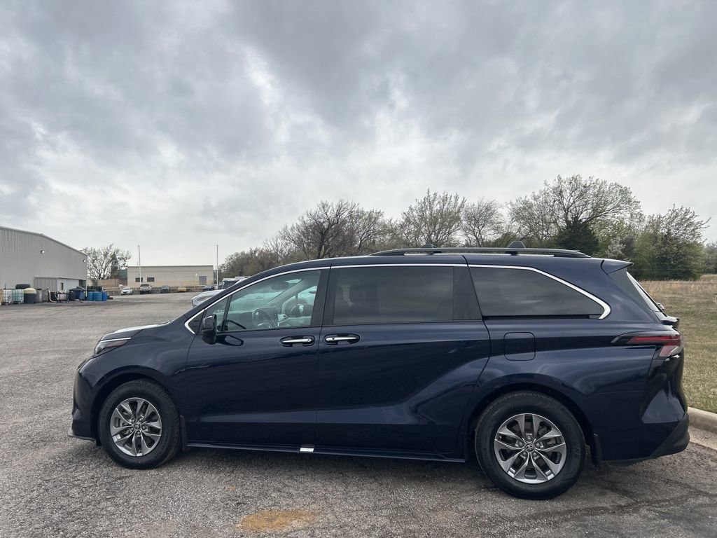 Used 2024 Toyota Sienna XLE w/ XLE Plus Package image 9