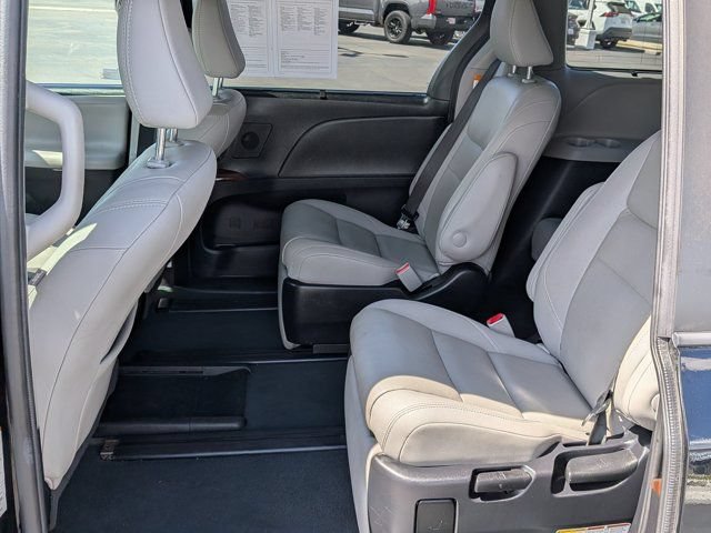 Used 2020 Toyota Sienna Limited w/ Carpet Mat Package FWD image 14