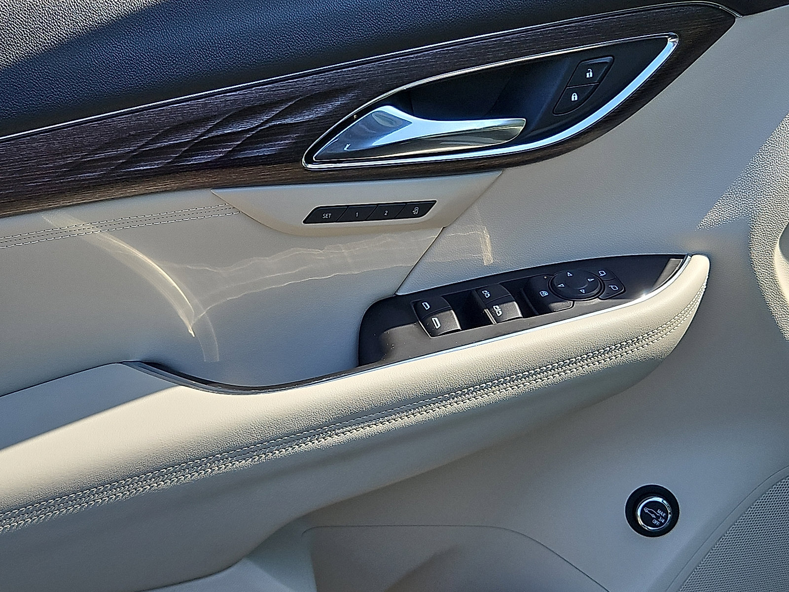 Certified 2022 Buick Envision Avenir w/ Technology Package II image 12