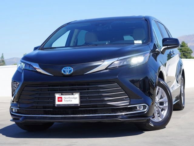 Used 2024 Toyota Sienna XLE FWD image 3