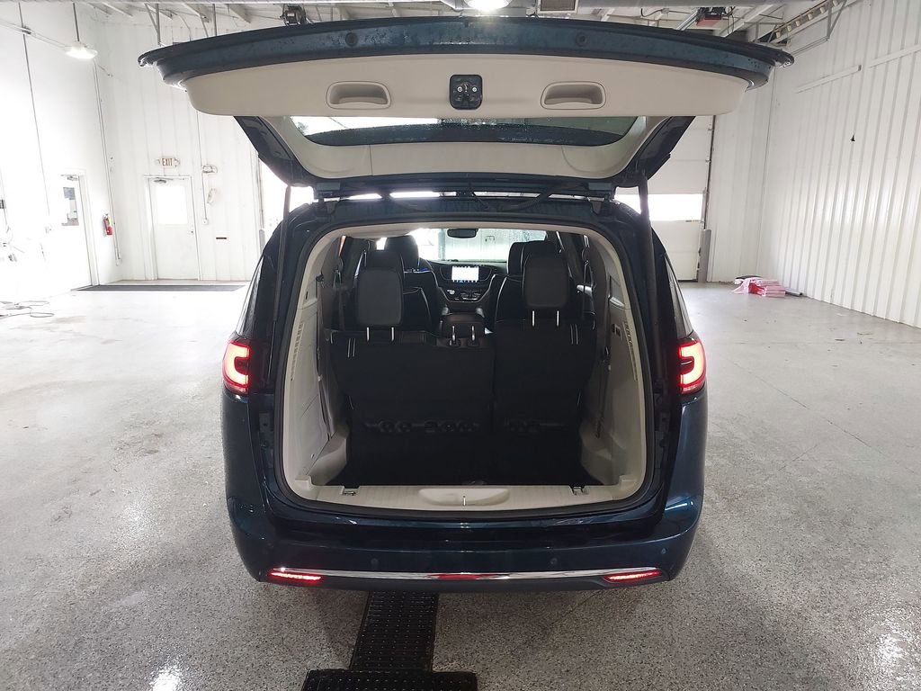 Used 2022 Chrysler Pacifica Limited image 31