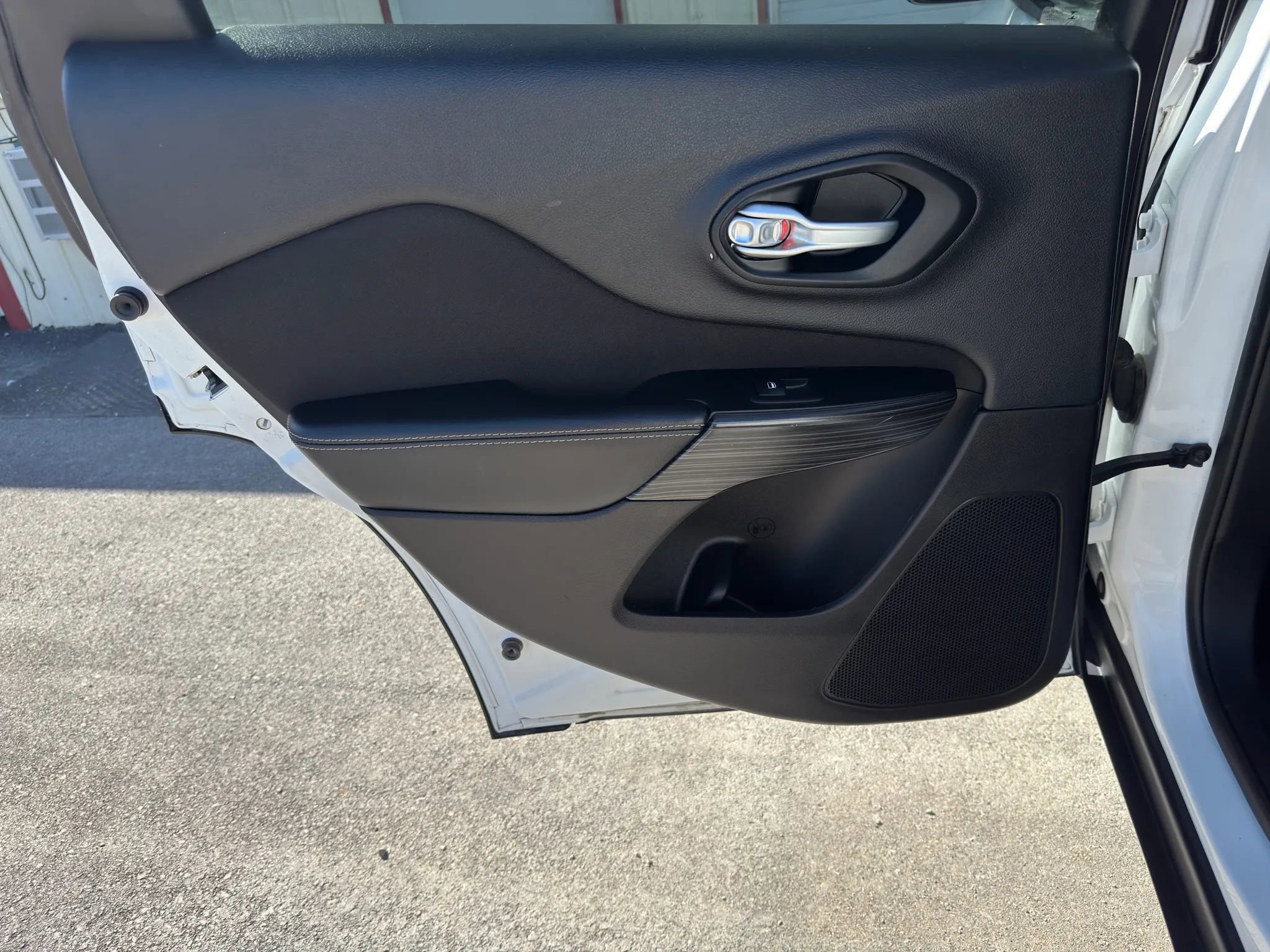 Used 2015 Jeep Cherokee Sport FWD image 6