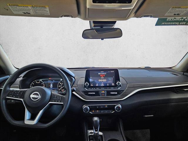 Used 2025 Nissan Altima 2.5 SV FWD image 14