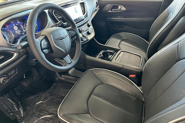 New 2026 Chrysler Pacifica Limited w/ Uconnect Theater Family Group image 7