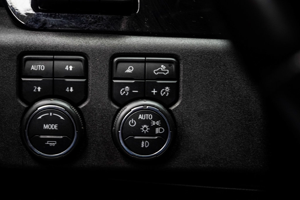 Used 2023 Chevrolet Silverado 1500 High Country w/ Technology Package AWD/4WD image 40