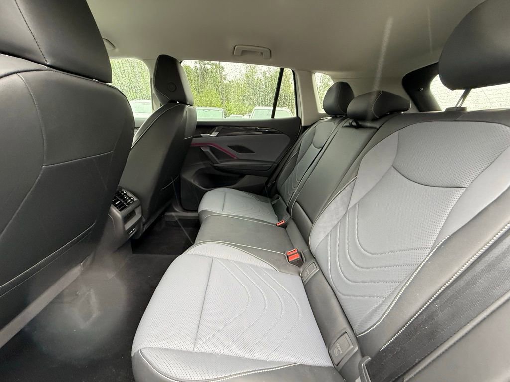 Used 2025 Volkswagen Tiguan SE FWD image 16