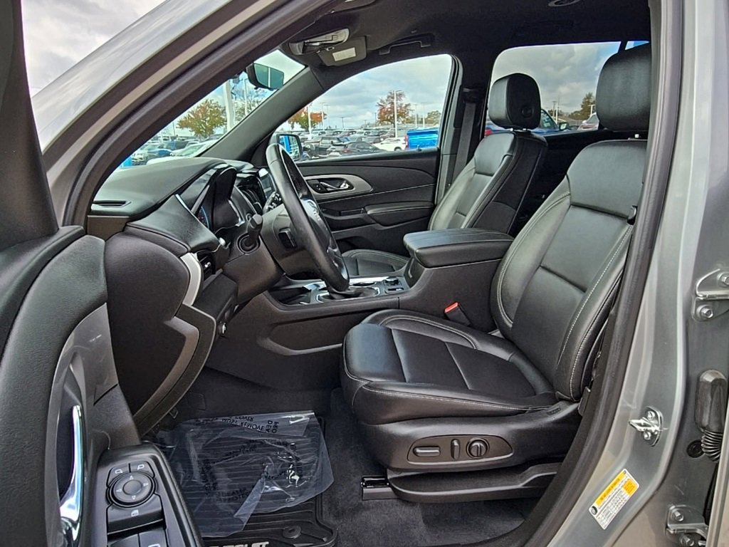 Used 2023 Chevrolet Traverse LT w/ Rear Camera Mirror Package image 12