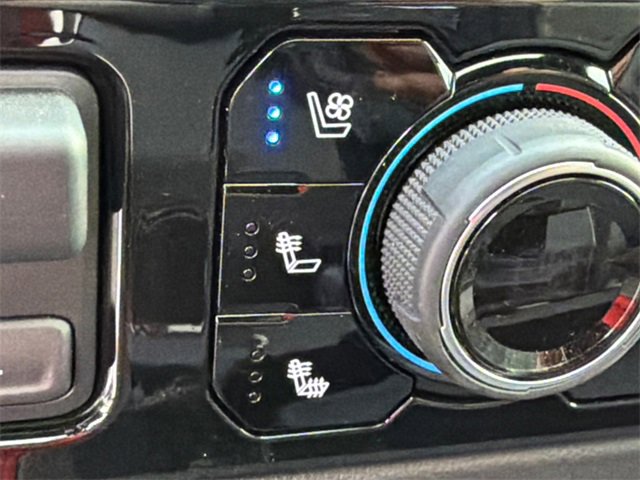 Used 2024 Chevrolet Silverado 2500 ZR2 w/ Technology Package image 30