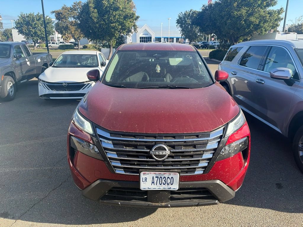 Used 2025 Nissan Rogue SV AWD/4WD image 2