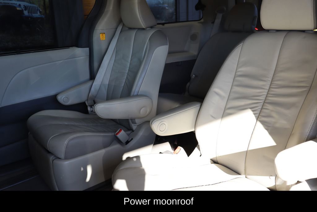 Used 2011 Toyota Sienna Limited w/ Premium Pkg image 11