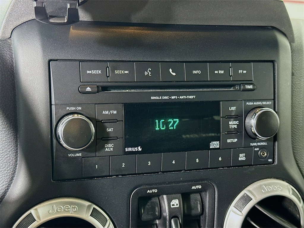 Used 2017 Jeep Wrangler Unlimited Rubicon w/ Connectivity Group image 6