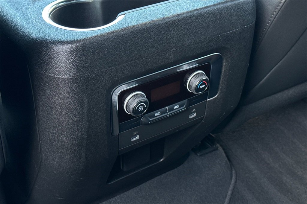 Used 2023 Chevrolet Suburban Z71 image 14